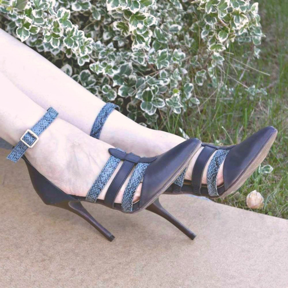 Kiara pointed toe ankle strap pump - Picture 5 of 5